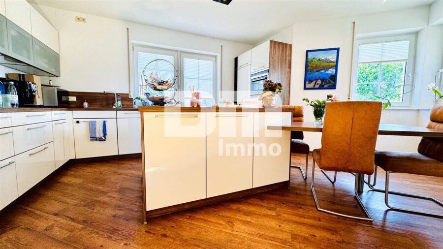 Hochklassiges Einfamilienhaus mit Einliegerwohnung in Bestlage auf großem Traumgrundstück - EG Küche mit Einbauküche / Zugang Terrasse